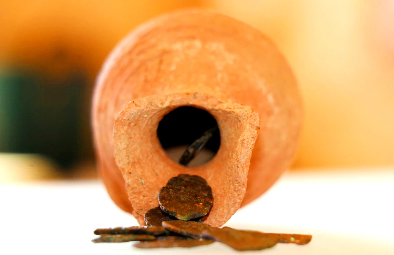 Phát hiện bình tiền cổ 1.400 năm tuổi hé lộ biến cố lịch sử lớn