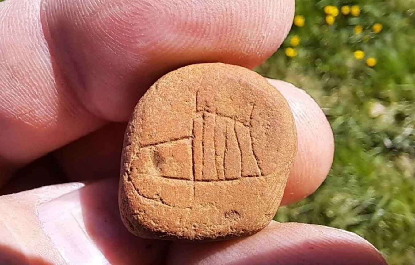 Soi cận viên đá nhỏ khắc tranh nghệ thuật cổ xưa