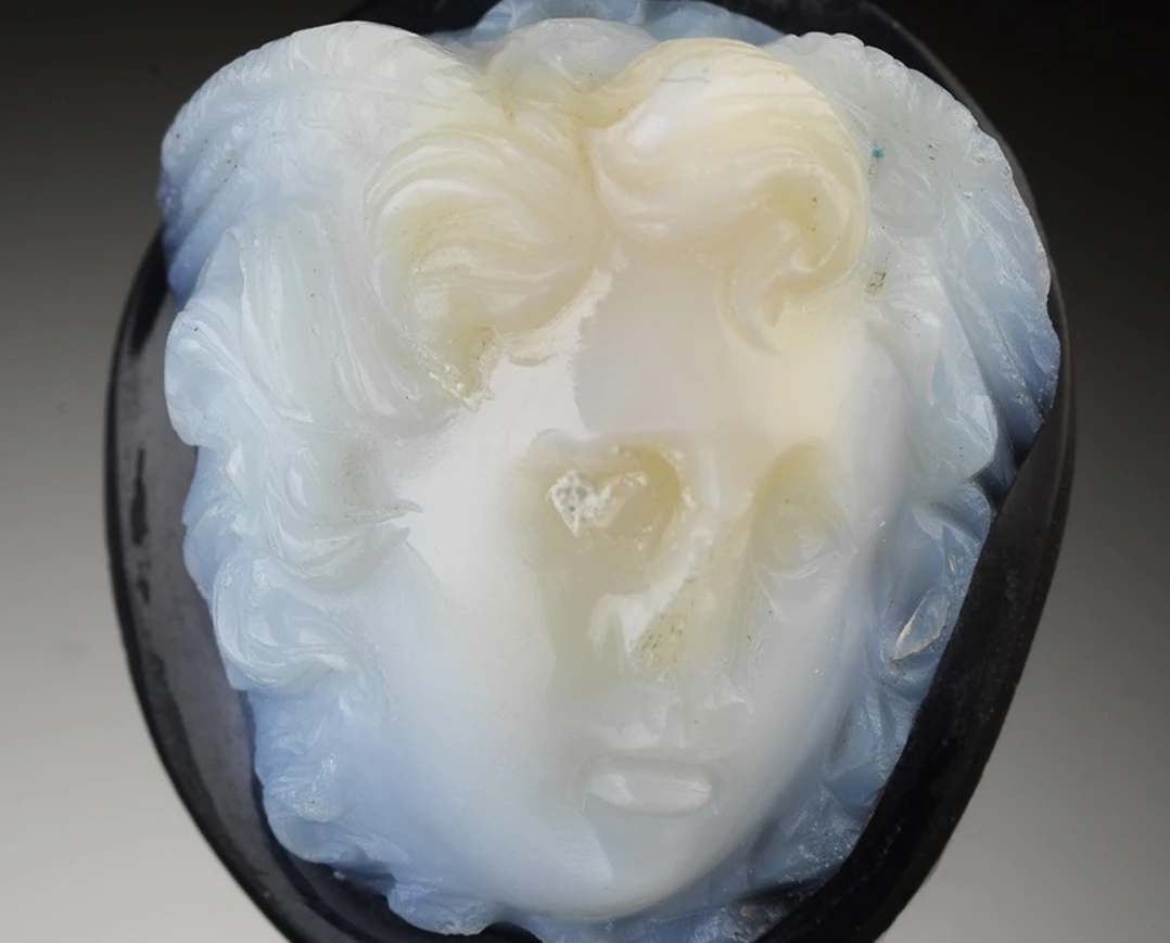 Phát hiện nữ thần rắn Medusa tí hon chạm khắc tinh xảo trên đá mã não