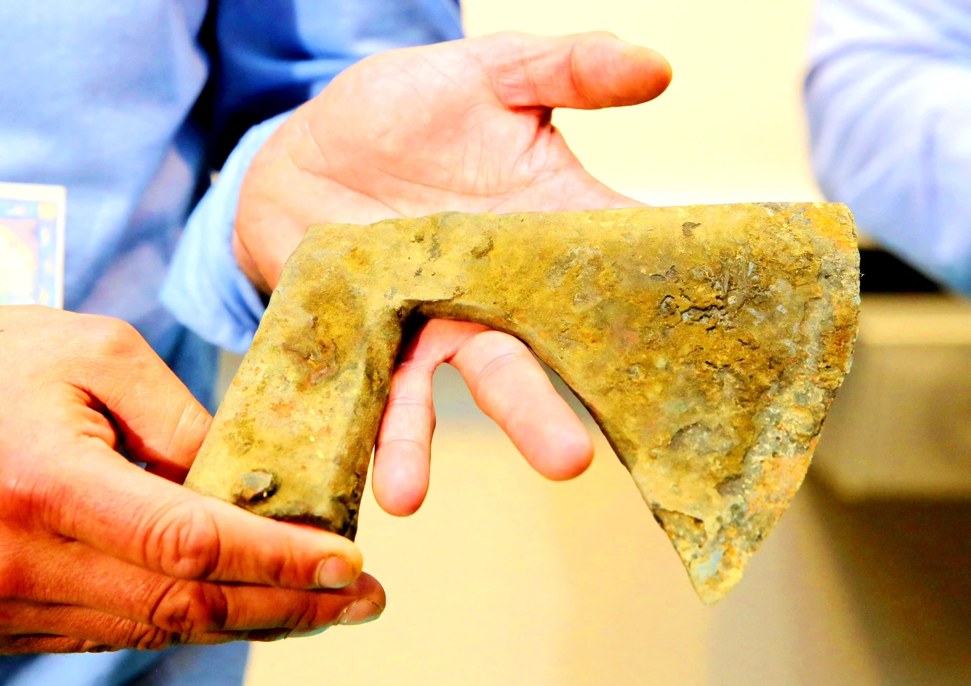 Rìu chiến lớn nhất thời trung cổ bất ngờ được tìm thấy 