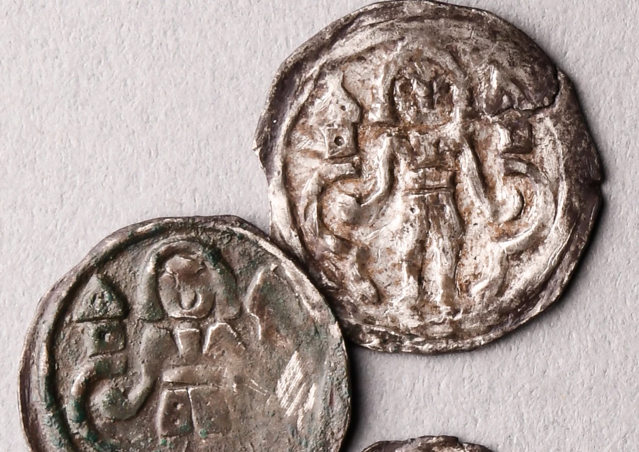 Tận mục 6 đồng xu bạc thế kỷ 13, danh tính người đúc gây bất ngờ