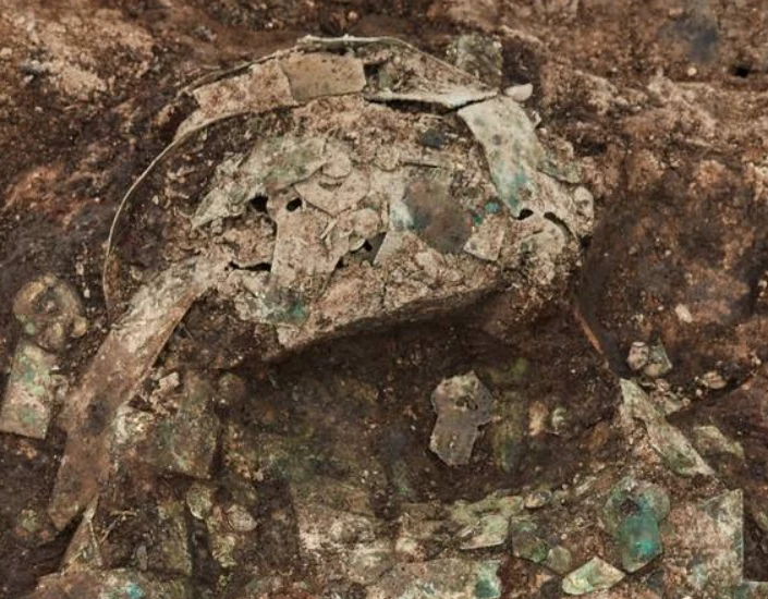 Lạ lùng vương miện nghìn năm tuổi trang trí bằng bọ cánh cứng 