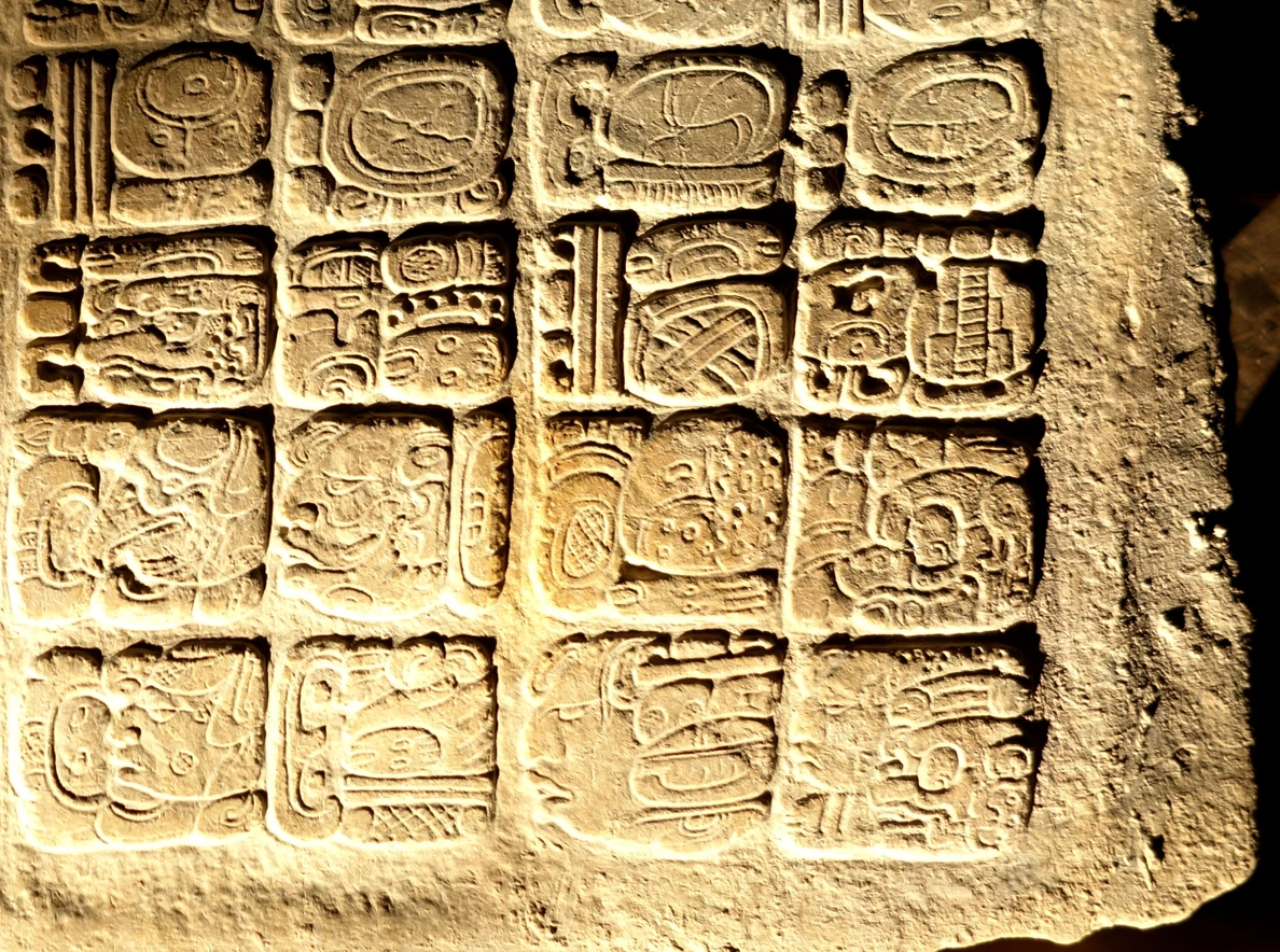 Tìm thấy bia tượng hình Maya ẩn chứa thông điệp thiêng liêng
