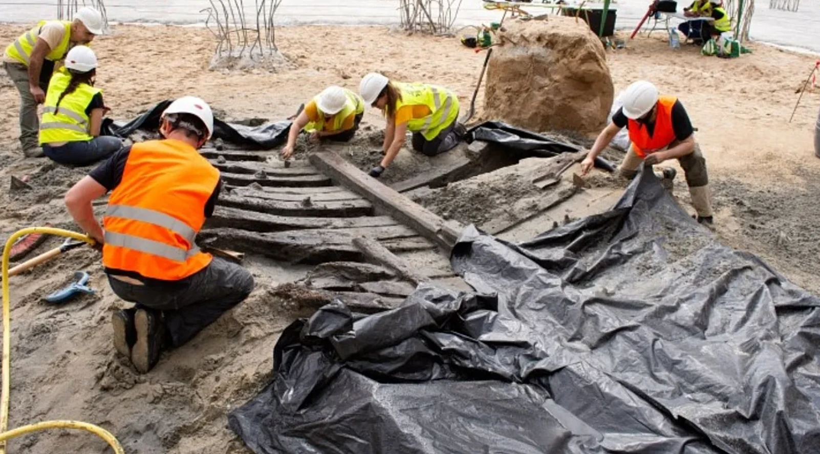 Phát hiện xác tàu đắm thời Trung cổ tại khu chợ cá lịch sử