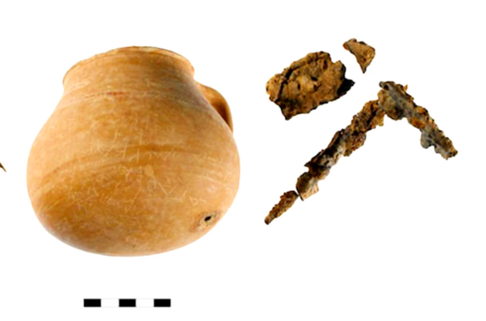 Chiếc bình cổ 2.300 tuổi chứa nguyền thư yểm gây chấn động