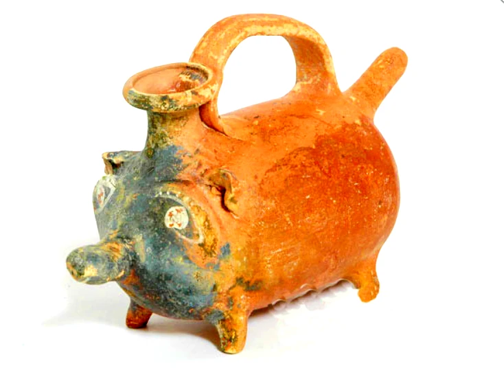 Phát hiện bình sữa cổ hình lợn, chuyên gia kinh ngạc