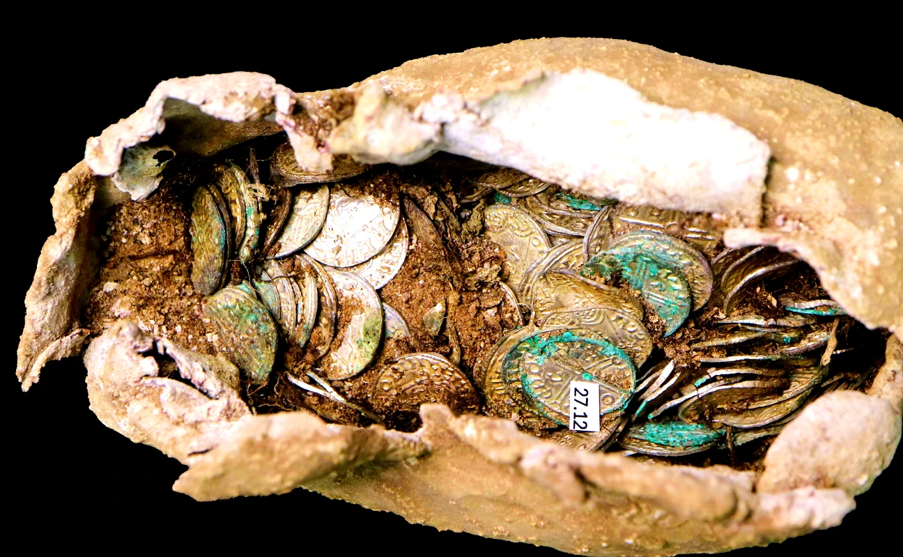 Bất ngờ kho tiền xu thế kỷ 11 được tìm thấy trong vỏ chì 