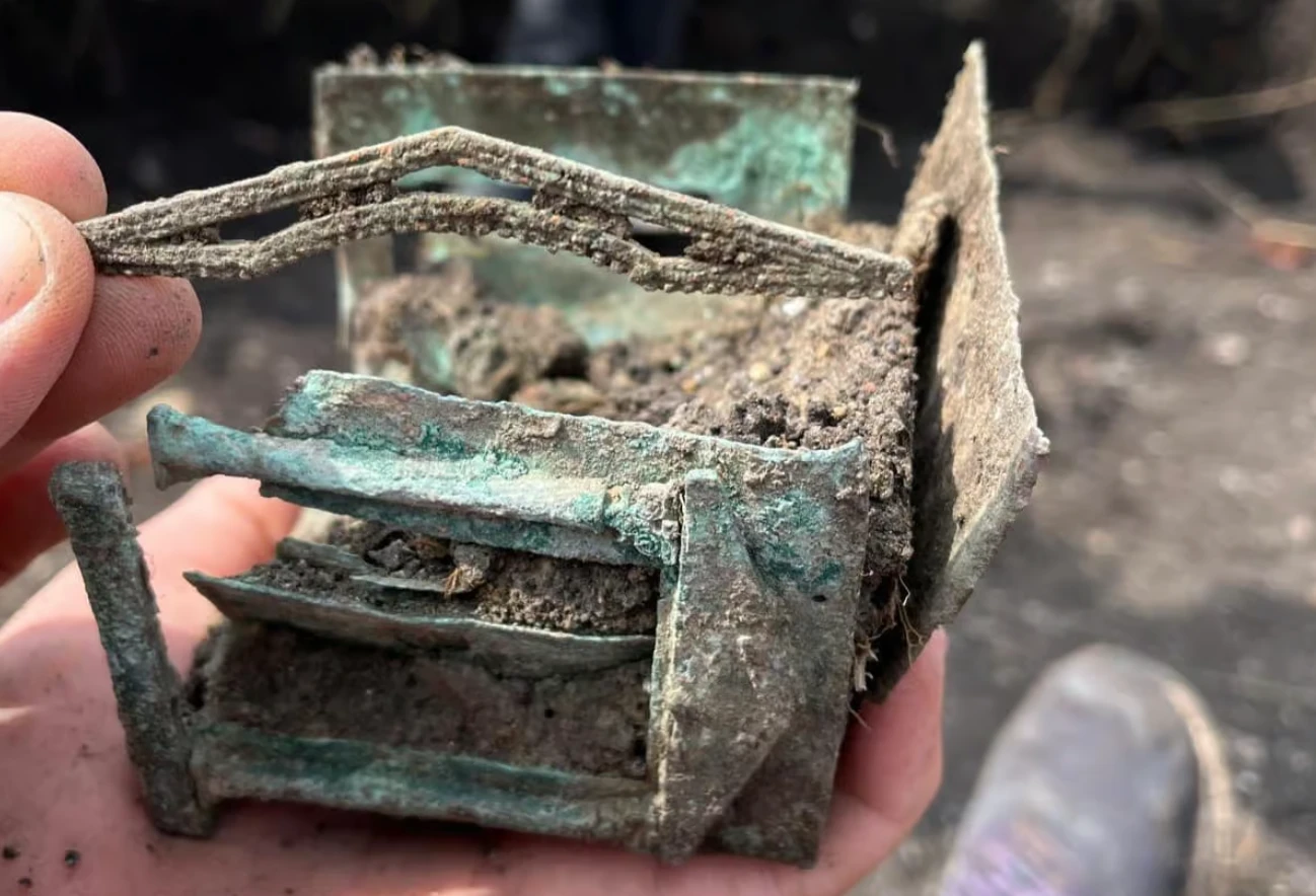 Sửng sốt thứ bên trong chiếc hộp đồng cổ độc nhất vô nhị 