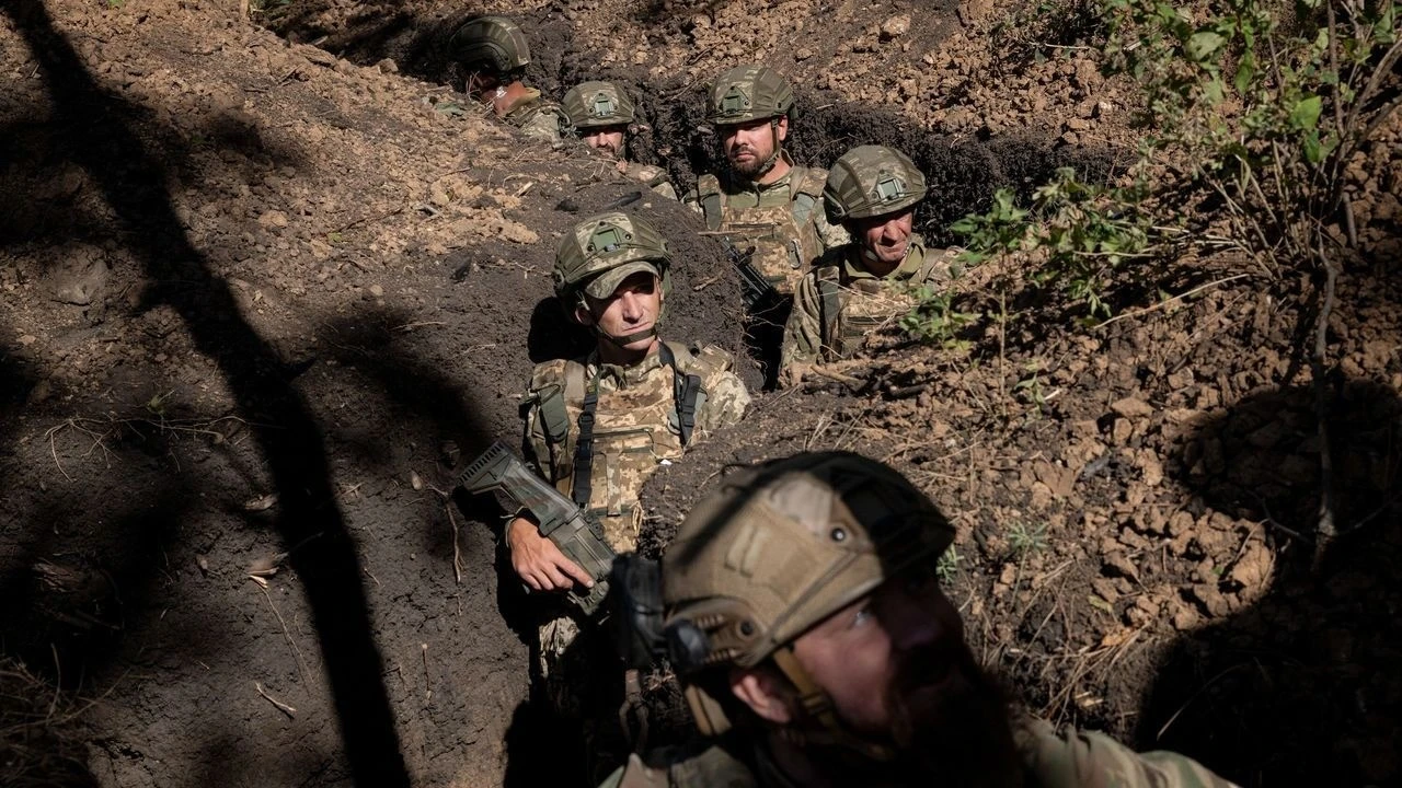 Vòng vây thép ở Donetsk, quân Ukraine mắc kẹt giữa làn mưa pháo Nga
