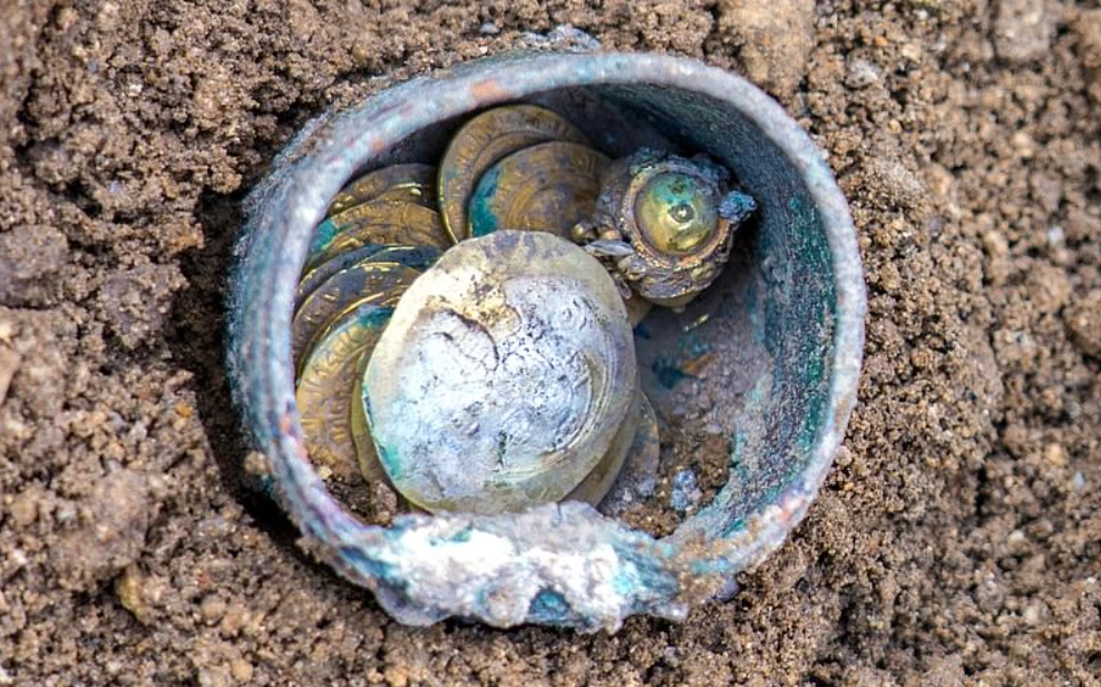 Sự thật rùng mình sau chiếc bình đồng chứa đầy vàng thời Thập tự chinh