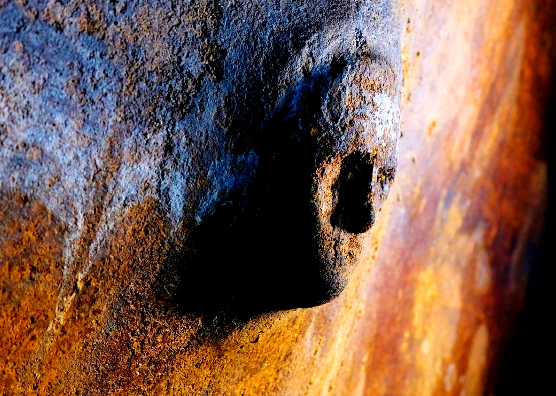 Khuôn mặt bí ẩn hiện ra trên bể nước cổ nghìn năm tuổi