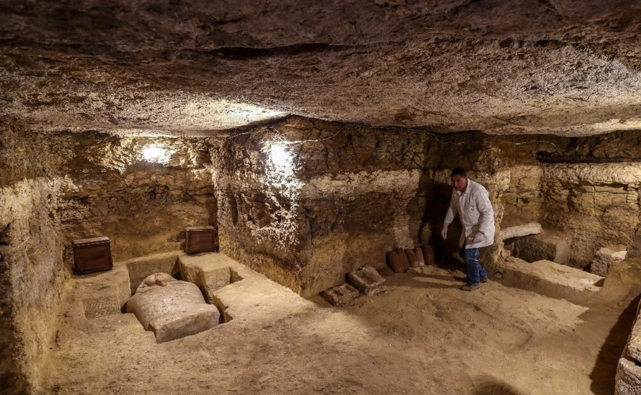 Mở quan tài đá vôi Ai Cập, chuyên gia hốt hoảng thấy thứ kỳ dị 