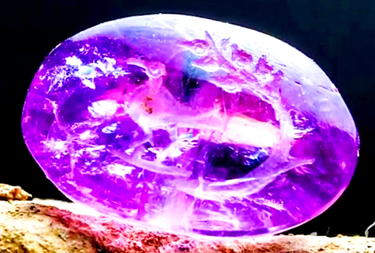 Viên thạch anh tím 2.000 năm tuổi hé lộ bí ẩn Kinh Thánh