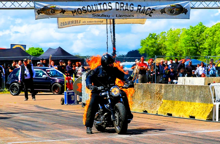 Cháy như đuốc sống, vẫn phi xe máy hơn 400m lập kỷ lục