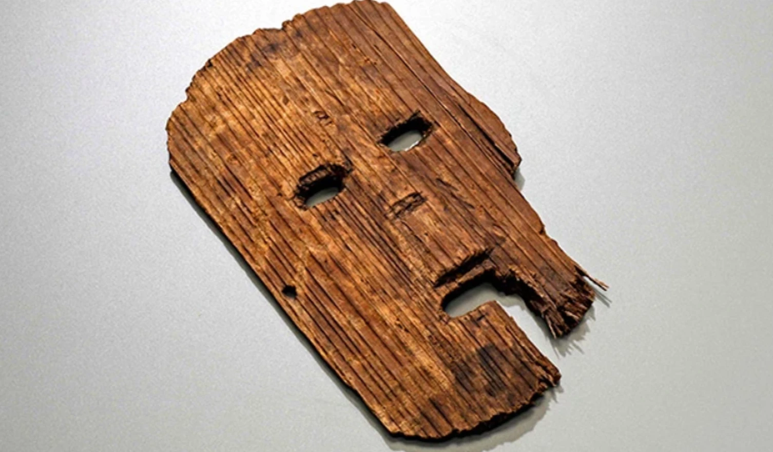 Phát hiện mặt nạ nghi lễ 1.800 tuổi chấn động giới khảo cổ