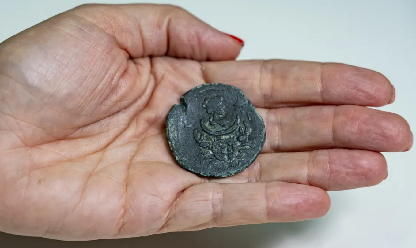 Soi đồng xu cổ khắc Nữ thần Luna, bí ẩn La Mã lộ diện