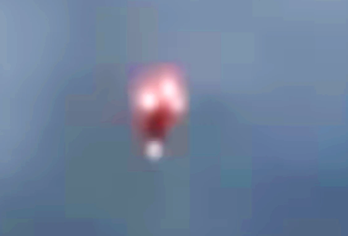 Đang ngâm mình thư giãn, cô gái Mỹ ghi được vật thể lạ bí ẩn