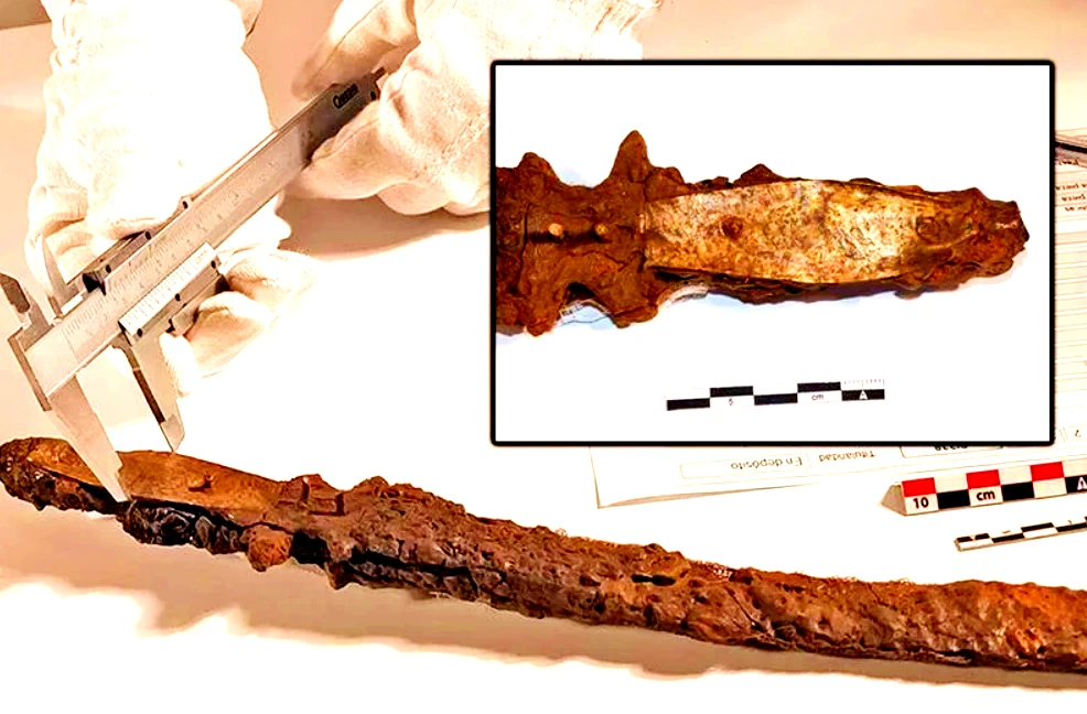 Phát hiện thanh kiếm Excalibur chôn thẳng đứng gây chấn động