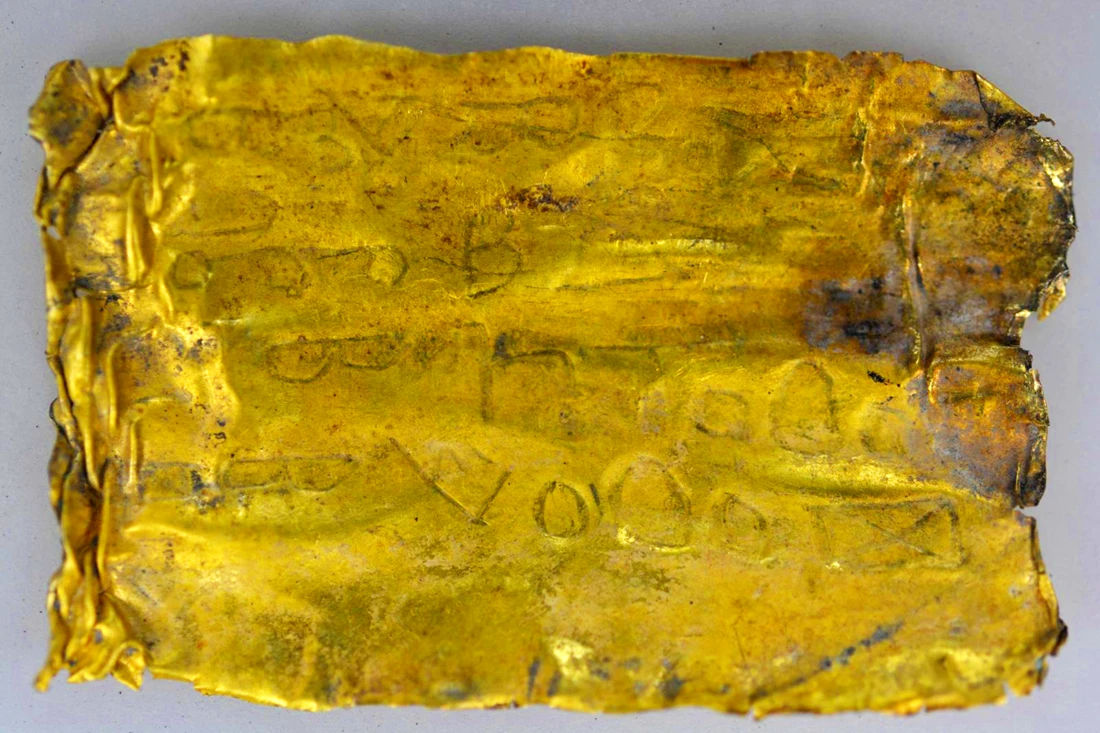 Xôn xao mảnh bia nguyền rủa bằng vàng của người La Mã 