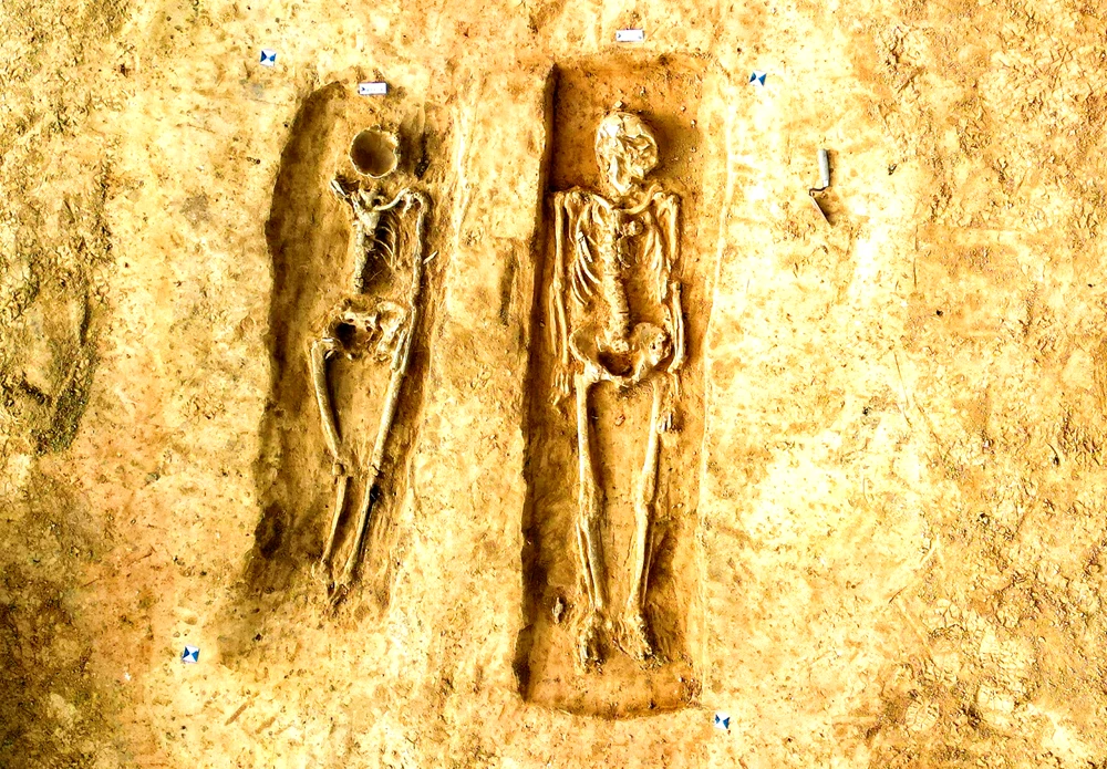 Khai quật mộ cổ cặp đôi quý tộc Đức, cảnh tượng bên trong gây choáng