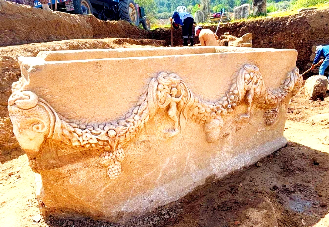 Quan tài đá cổ có vòng hoa phù điêu nổi lộ bí mật gây sốc