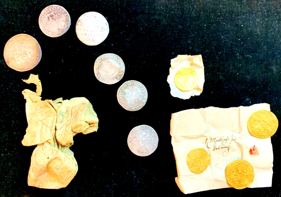 Túi tiền được tìm thấy trong chân bức tượng nhà thờ Đức 