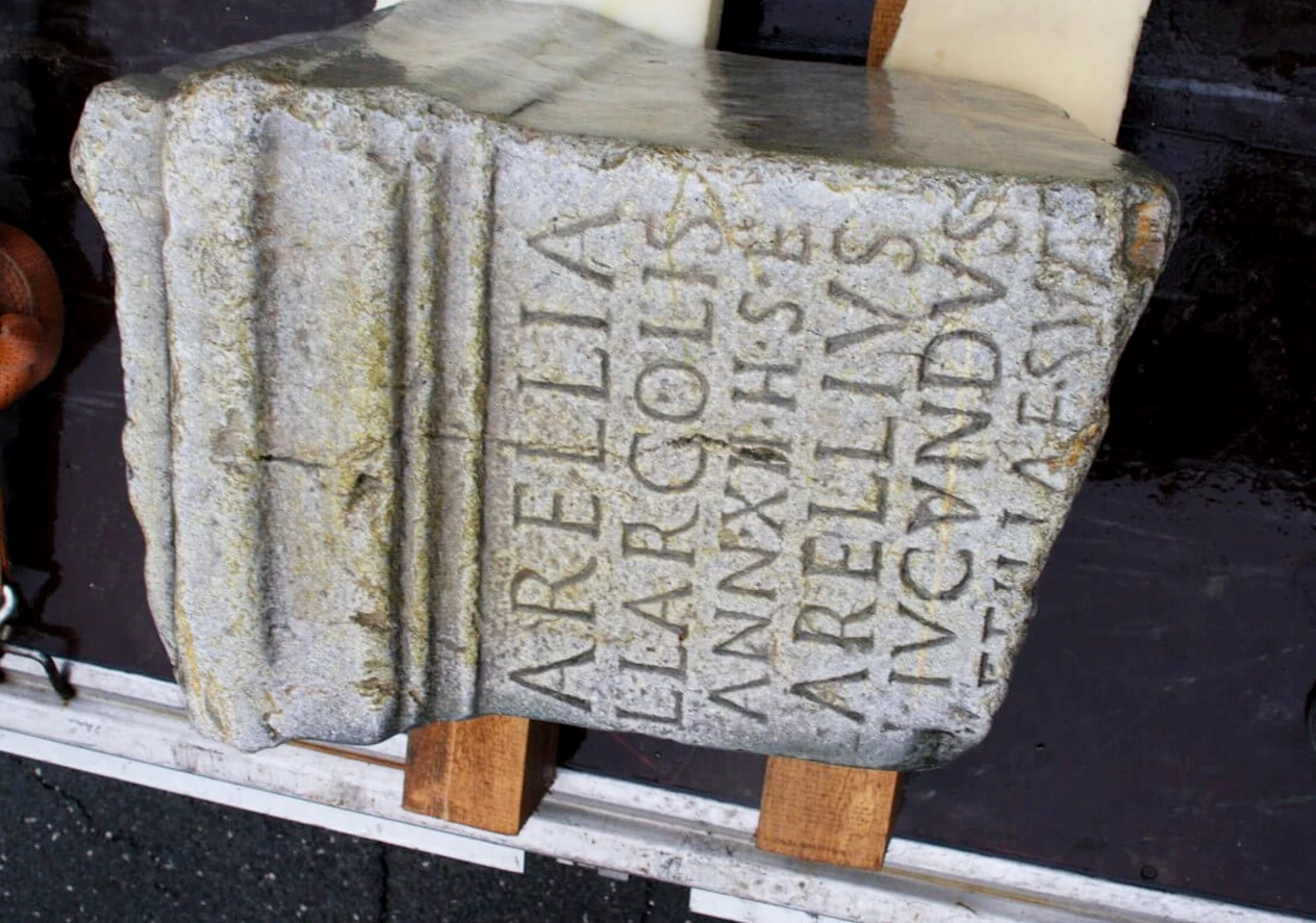 Chữ khắc bia mộ bé gái La Mã cổ chứa bí mật động trời 