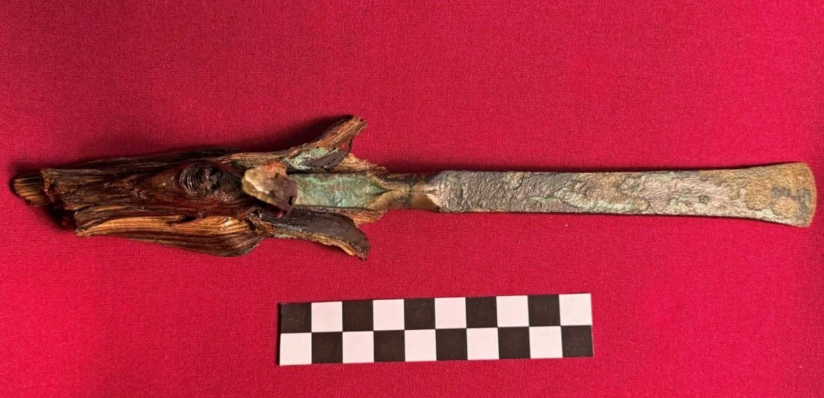 Chiếc đục Thời Đồ Đồng nguyên vẹn khó tin trong hang động cổ