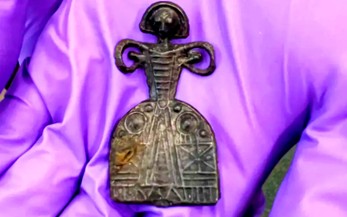 Búp bê chì quý hiếm thế kỷ 16 hé lộ bí mật rợn người