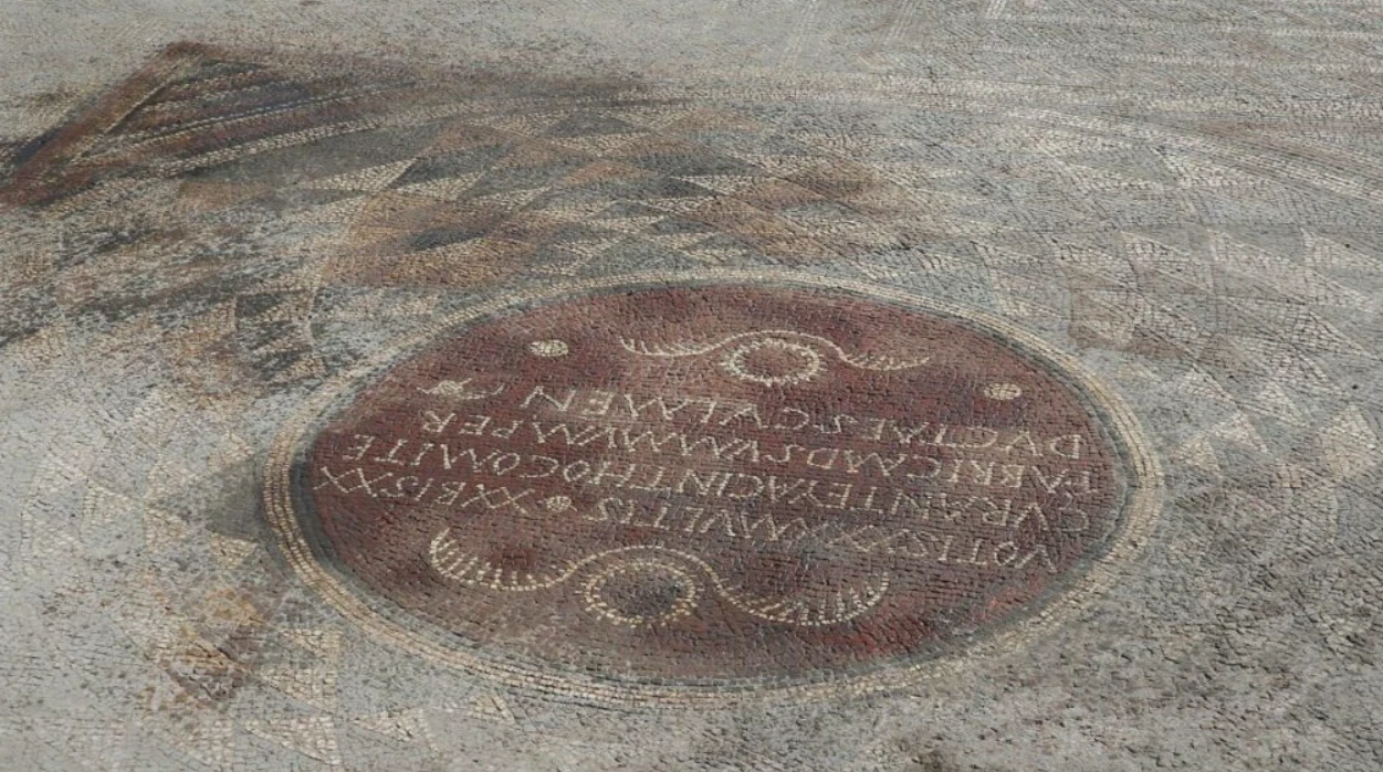 Tận thấy bức tranh sàn khảm cổ có dòng chữ kỳ lạ