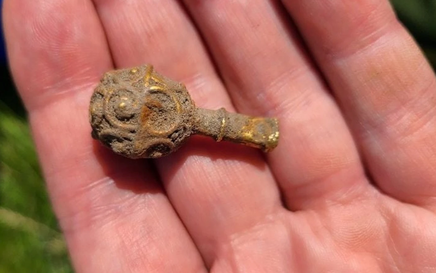 Phát hiện vật thể vàng cổ trong pháo đài La Mã, chuyên gia háo hức