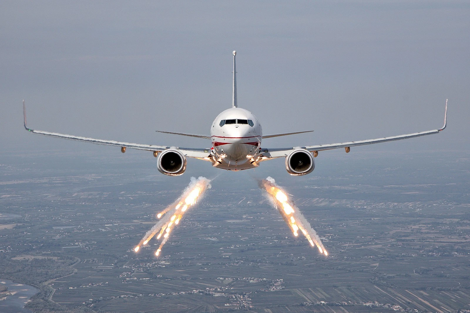 “Pháo đài bay” Boeing 737 với màn trình diễn gây chấn động