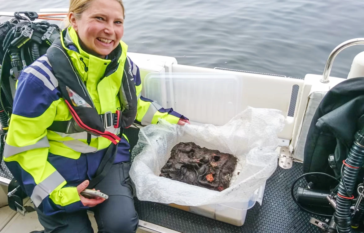 Tìm thấy đầu sư tử gỗ quái dị trong xác tàu chiến