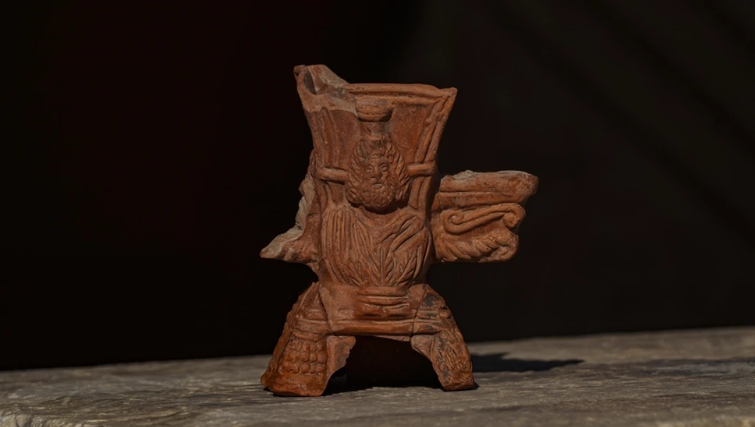 Lư hương khắc hình vị thần Serapis khiến chuyên gia bất ngờ