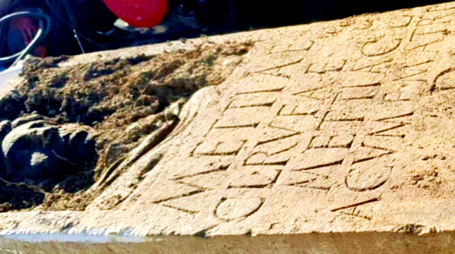 Kinh ngạc bia mộ La Mã khắc chân dung cổ đại cùng chữ lạ bí hiểm