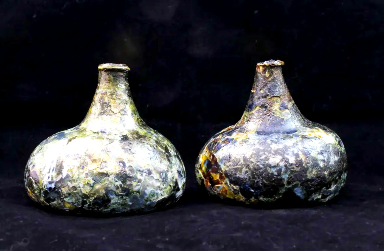 Chai thủy tinh 300 năm tuổi hình củ hành tây chứa thông tin sốc