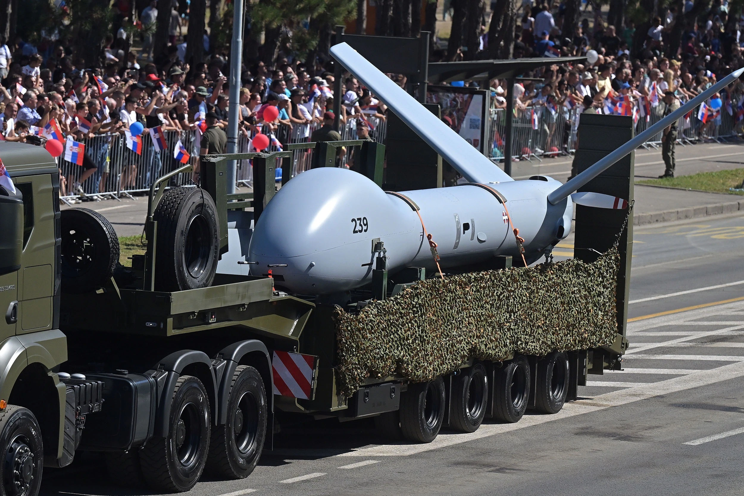Serbia gây sốc với dàn vũ khí khủng trong buổi duyệt binh lịch sử