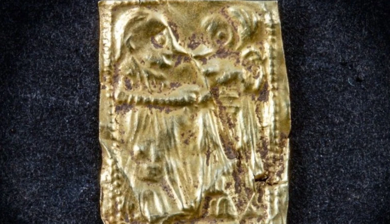 Bí ẩn mảnh vàng mini thời Viking khắc hình thù kỳ lạ