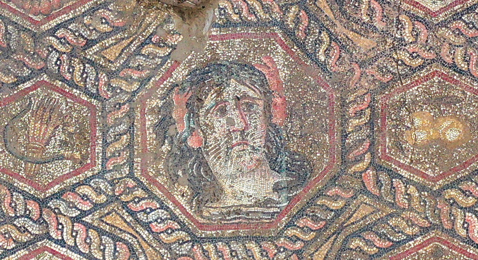 Nữ thần nước đội kẹp tóc càng cua trong tranh khảm cổ