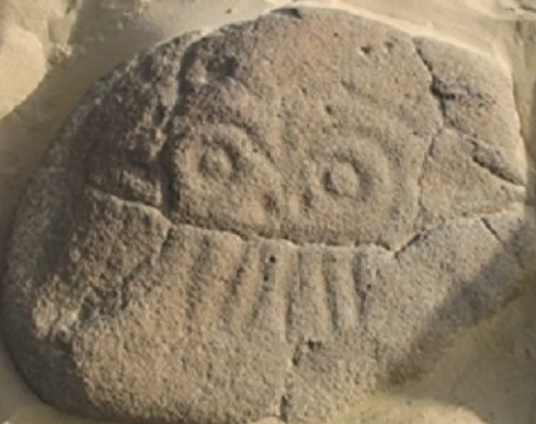 Khuôn mặt kỳ lạ trên đá cổ 7.700 năm tại Mông Cổ