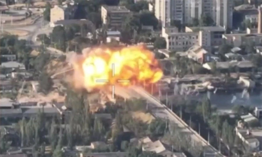 Cầu huyết mạch Kherson đứng vững sau khi hứng loạt bom lượn Nga