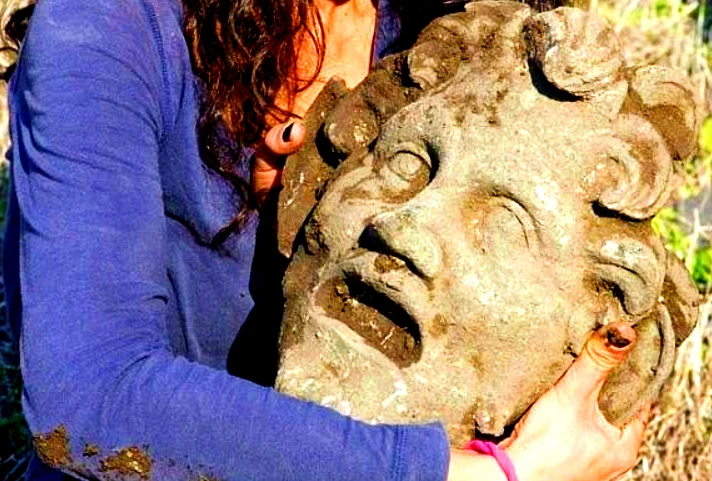 Lộ diện mặt nạ thần Pan nửa người nửa dê kích thước khủng