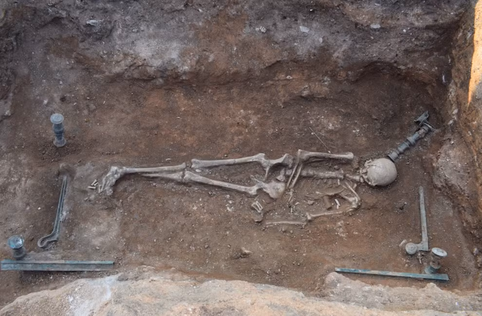 Ngôi mộ kỳ bí chôn người phụ nữ quái lạ gây sửng sốt