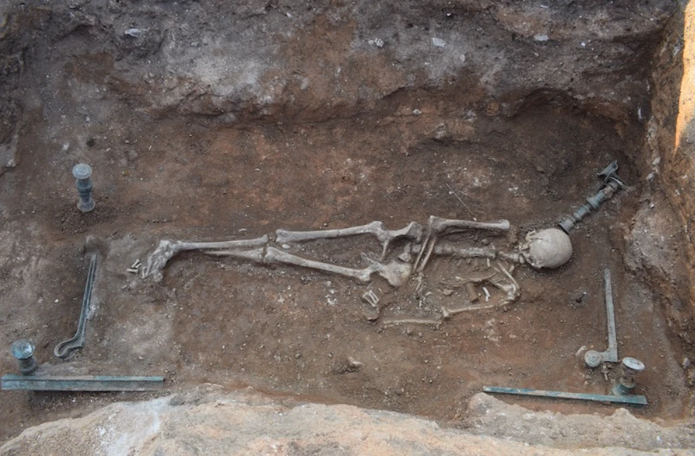 Ngôi mộ kỳ bí chôn người phụ nữ quái lạ gây sửng sốt