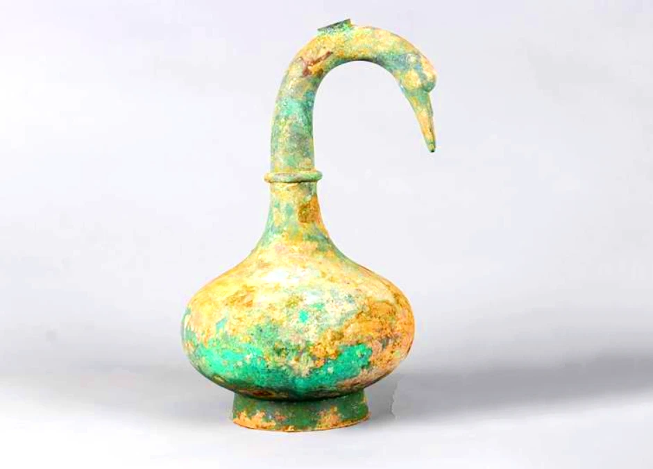 Bí mật rùng mình bên trong bình thiên nga 2.000 năm tuổi