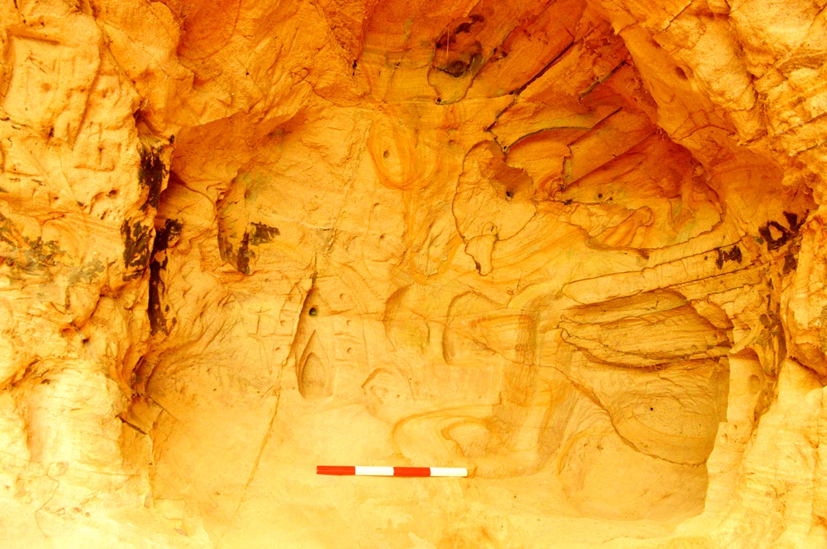 Lở đất làm lộ ra hang động nghi lễ thời Trung Cổ 