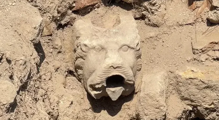 Phát lộ vòi đá đầu sư tử dẫn rượu vang cổ xưa 