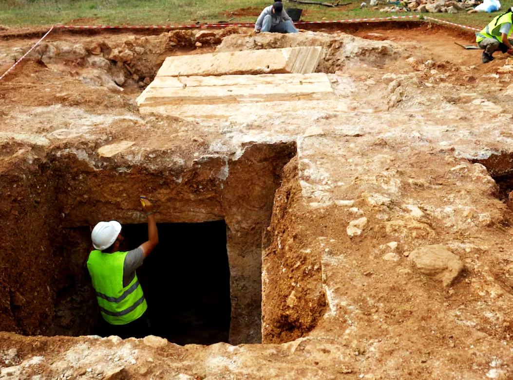 Ngôi mộ La Mã chứa chữ song ngữ độc đáo, danh tính chủ nhân gây sốc 