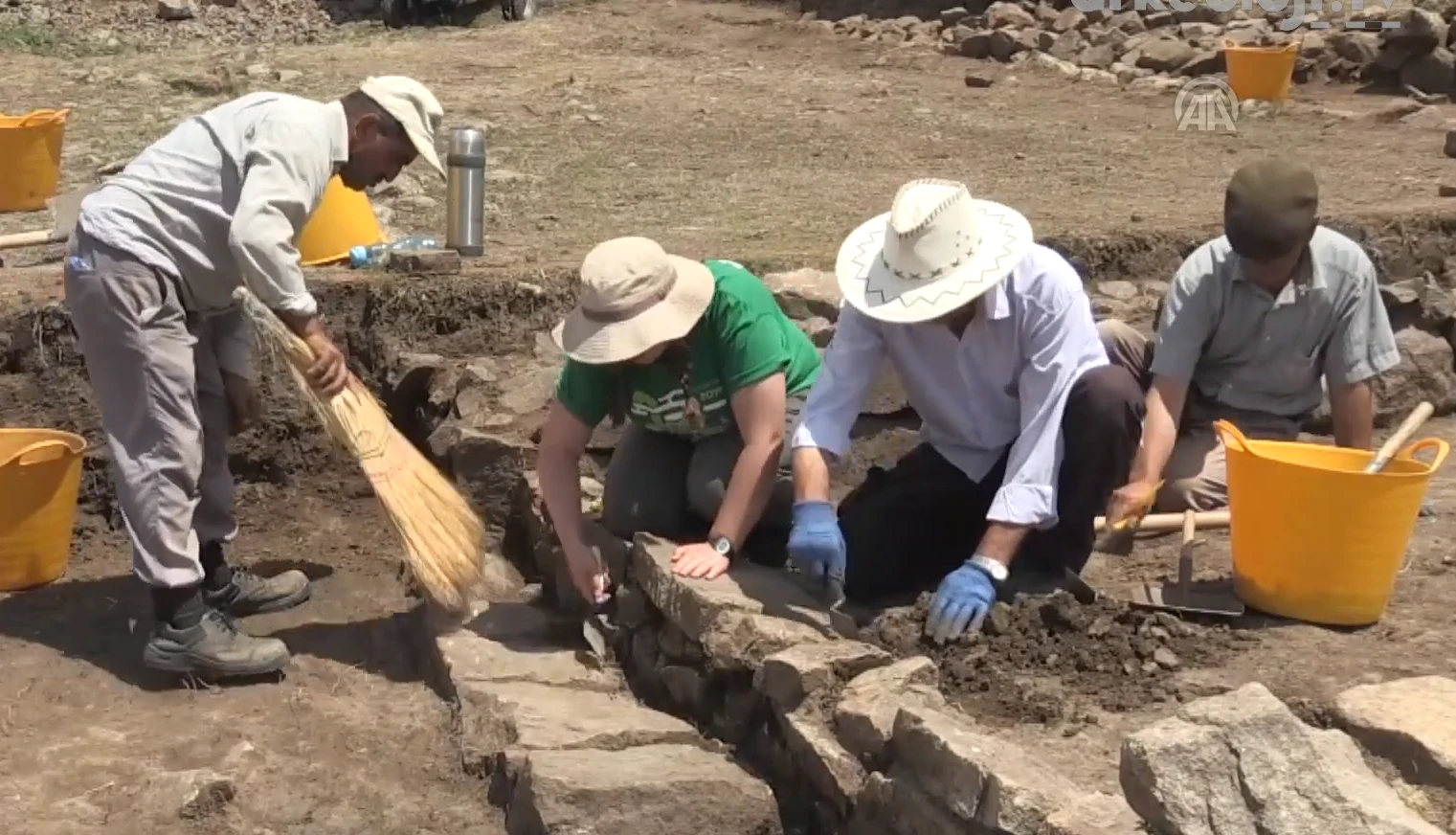 Bí ẩn chiếc bình gốm cổ 2.500 tuổi chứa dấu tích thịt nướng