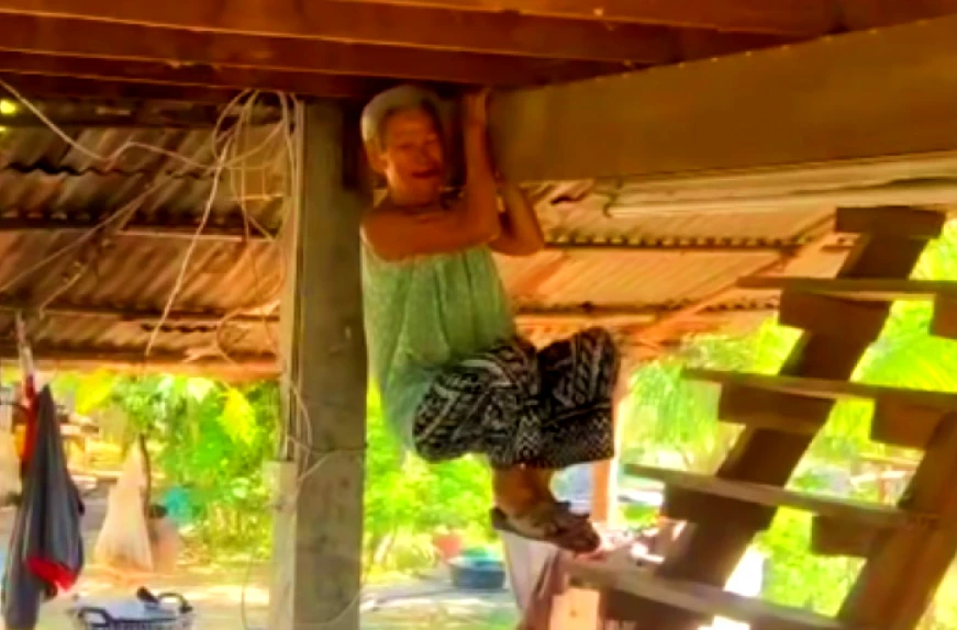 Cụ bà 80 tuổi Thái Lan gây sốt với màn đu xà tránh rắn